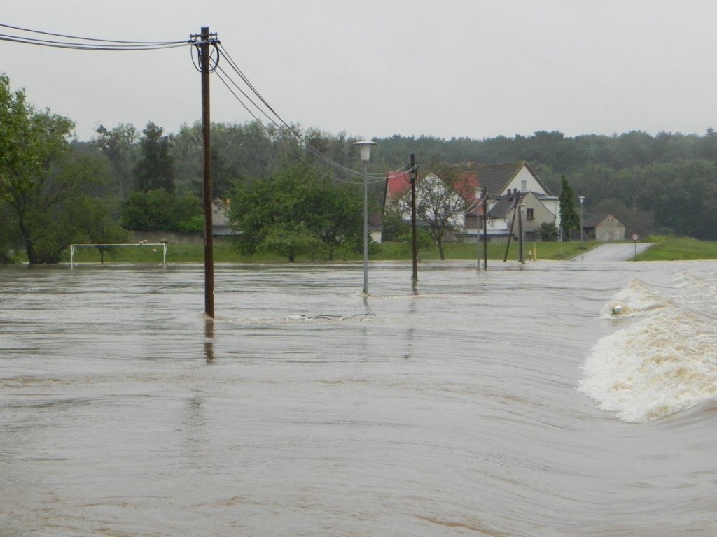 Verbindungsstraße Gruna zum Fährhaus an der Mulde – Hochwasser 2013