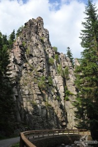 Nonnenfelsen und Katzensteinnadel im Tal der schwarzen Pockau